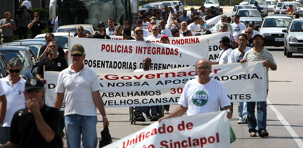 Manifestação no Centro Cívico, ontem: policiais pedem melhores condições de trabalho e fim da exigência de que aposentados voltem ao trabalho | Hedeson Alves/Gazeta do Povo