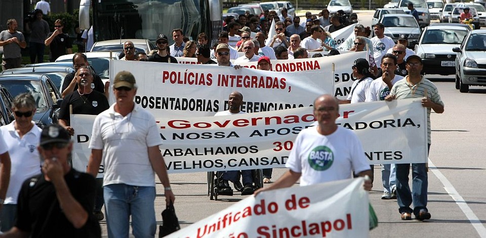 Manifestação no Centro Cívico, ontem: policiais pedem melhores condições de trabalho e fim da exigência de que aposentados voltem ao trabalho | Hedeson Alves/Gazeta do Povo