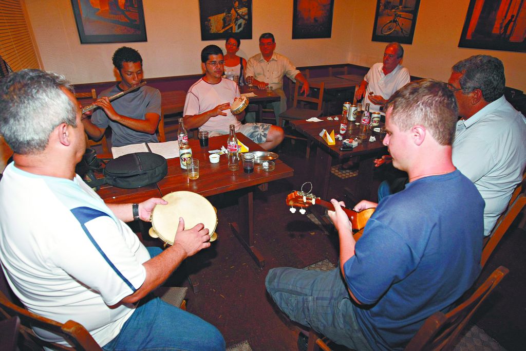 Músicos se reúnem todas as segundas-feiras: missão é resgatar o samba paranaense | Pedro Serápio/Gazeta do Povo