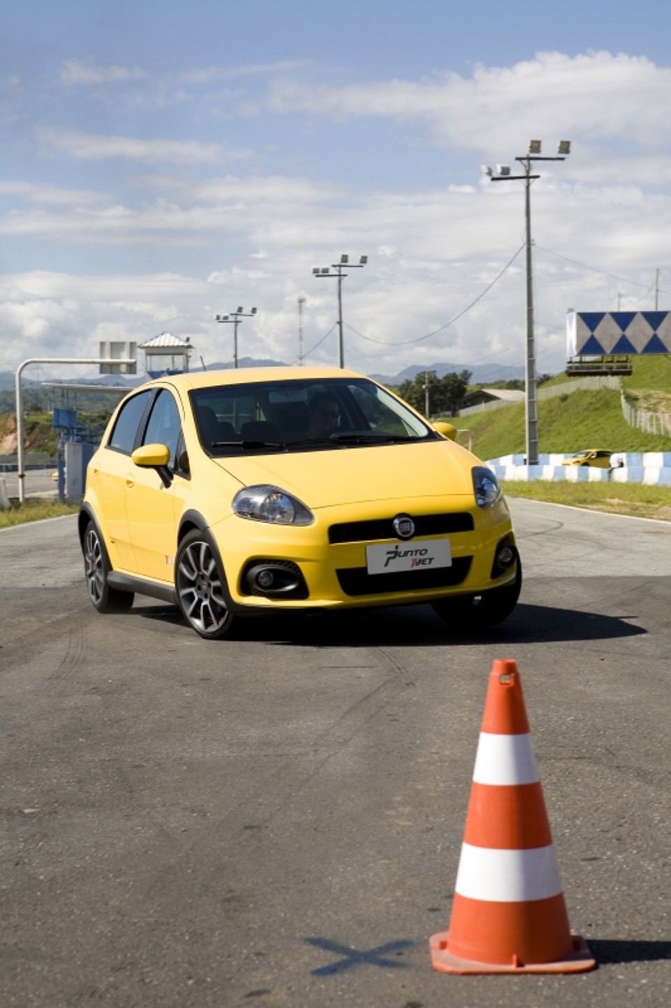 Visual invocado: faróis com máscaras negras e rodas de cinco raios duplos de 17 que vieram do Punto Abarth europeu | Fotos: Divulgação/Fiat