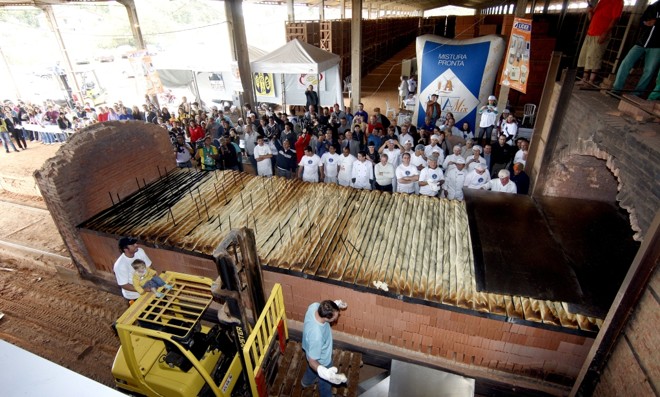 Pão gigante foi acomodado em ziguezague e tinha quase 600 metros de comprimento | Aniele Nascimento/Gazeta do Povo