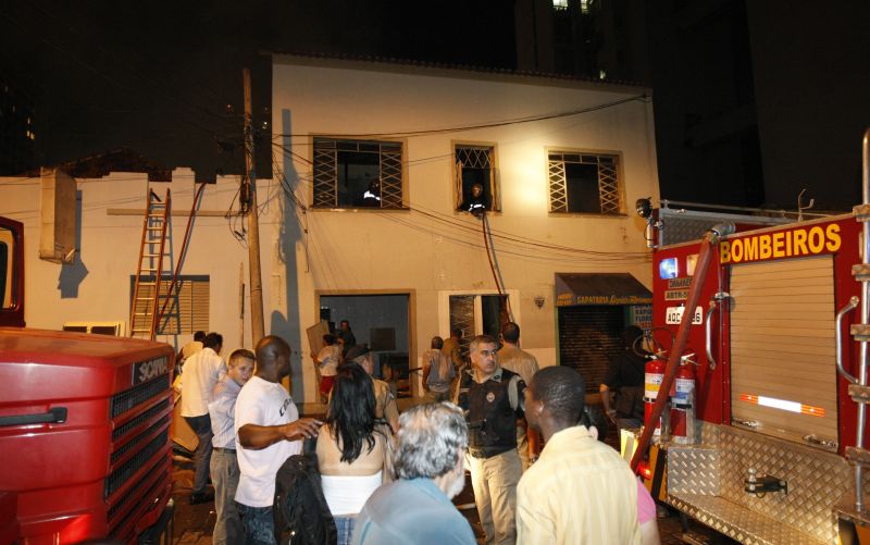 Bombeiros combatem o fogo no último andar de pequeno prédio no Centro de Curitiba | Pedro Serápio/Gazeta do Povo