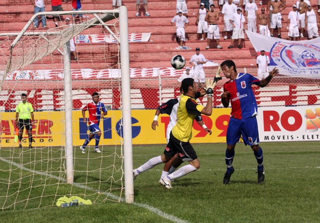 Wellington Silva deu trabalho ao goleiro Fabiano do Toledo | 