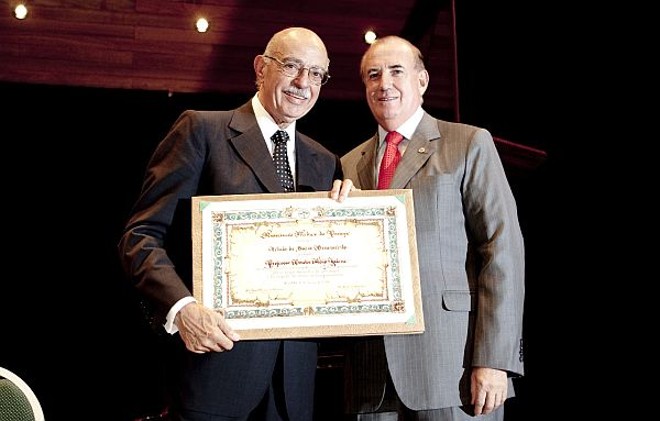 O presidente da Associação Médica do Paraná, José Fernando Macedo, (à dir.) entregou o título de membro benemérito da entidade ao cardiologista e ex-ministro da Saúde, Adib Jatene. A homenagem ocorreu nesta quarta-feira, durante a inauguração da reforma da sede da AMP |