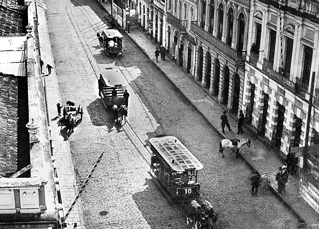 Rua XV de Novembro de 1912. O desvio dos bondes de mulas entre Monsenhor Celso e Marechal Floriano. Tais bondes foram inaugurados em 1887 |