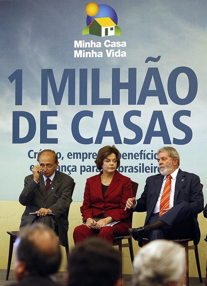 Márcio Fortes, Ministro das Cidades, Dilma Rousseff, ministra-chefe da Casa Civil, com o presidente Lula : projeto bilionário | AFP