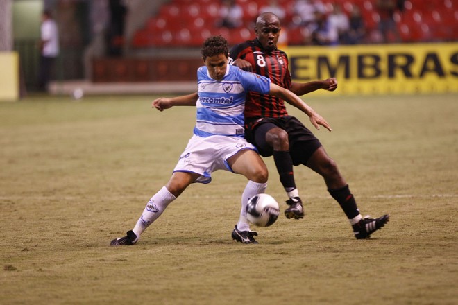 A forte marcação foi a tônica do jogo. As duas equipes foram bem neste quesito, com destaque para o Londrina no primeiro tempo | 