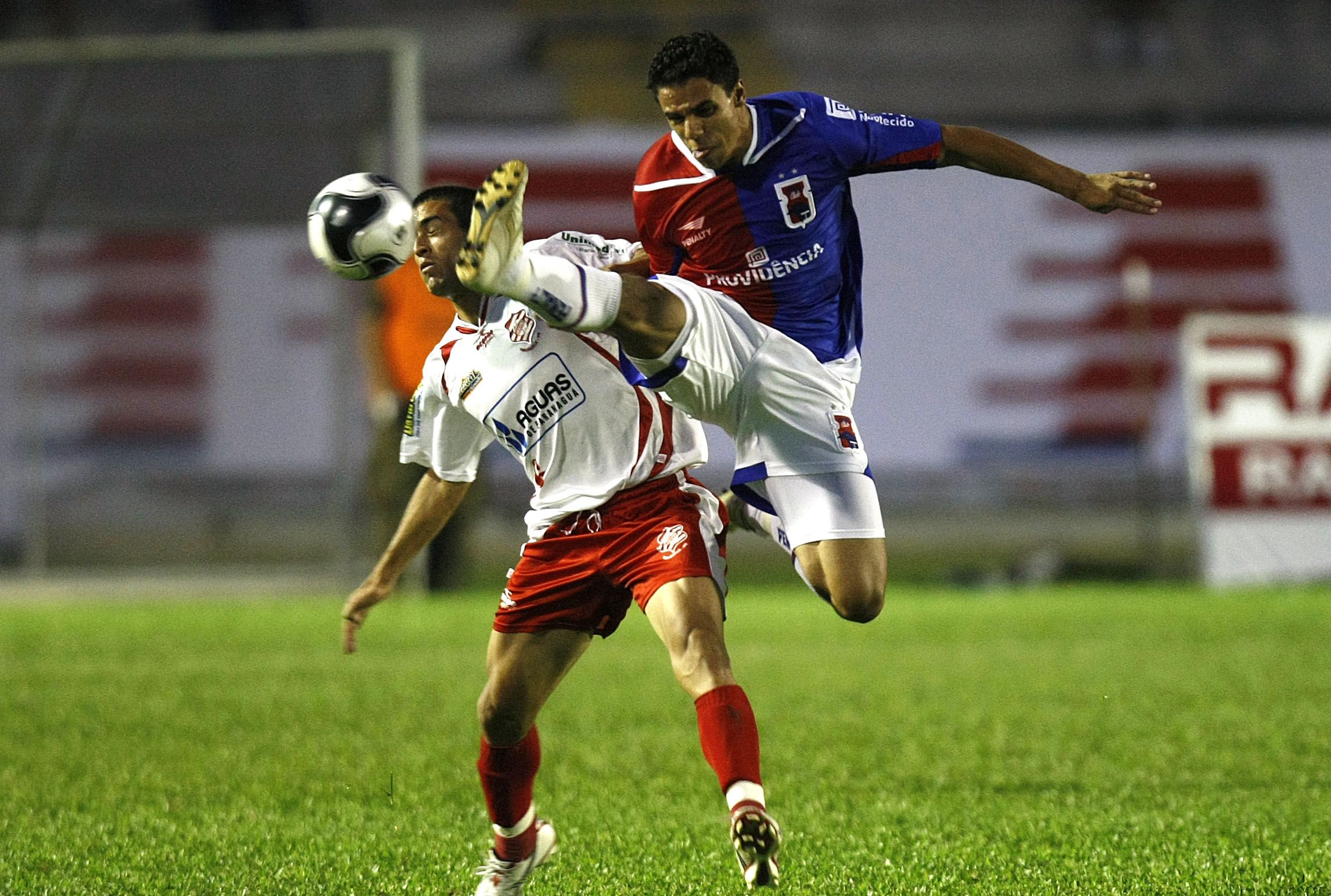 Paraná ficou mais com a bola, pressionou, porém não conseguiu embalar e perdeu para o lanterna do Estadual | Rodolfo Bührer / Gazeta do Povo