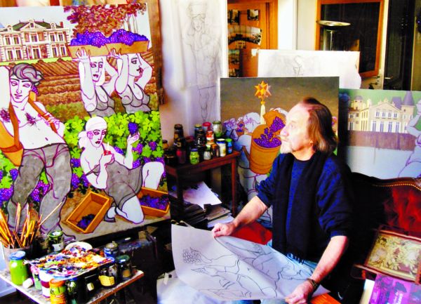 Em foto exclusiva para a coluna, feita em seu atelier, em Paris, Juarez Machado observa uma das obras da coleção sobre os vinhedos de Bordeaux | Fotos: Divulgação