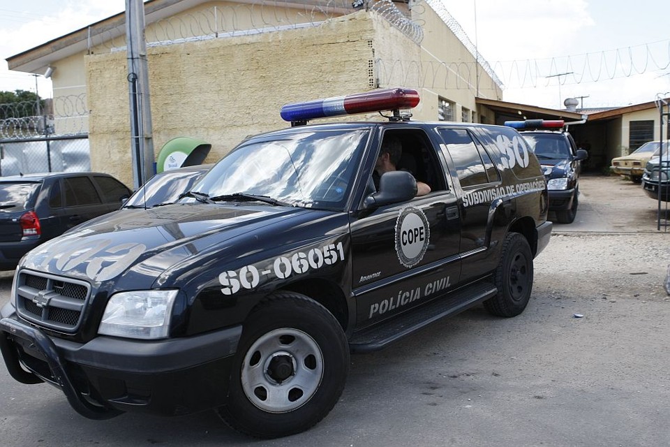 Cerca de 100 policiais participaram de operação no Alto Maracanã: 16 pessoas detidas, incluindo a delegada | Aniele Nascimento/Gazeta do Povo