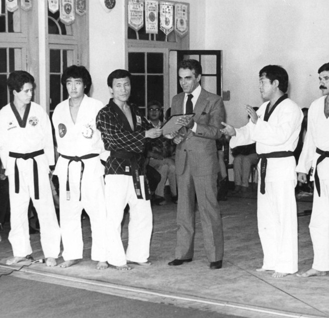 Cunha Pereira com mestre Kang, numa das muitas condecorações recebidas do tae kwon do | 