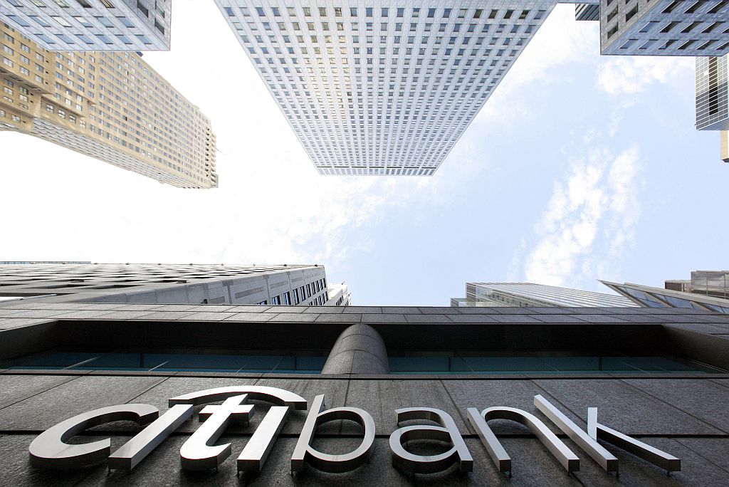 Agência do Citibank em Nova Iorque. Em fevereiro, governo norte-americano promoveu nacionalização parcial do banco, aumentando sua participação acionária de 8% para 36%. No ano passado, o Citi teve prejuízo de US$ 27,7 bilhões, um dos maiores da história corporativa norte-americana | Reuters