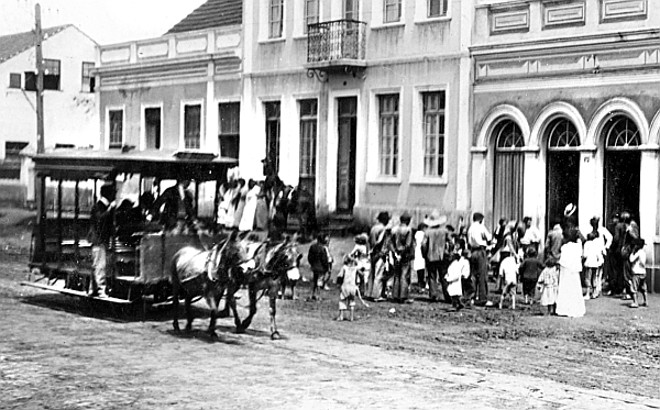 Bonde de mulas na Marechal Floriano, em frente de um tumulto em um botequim |