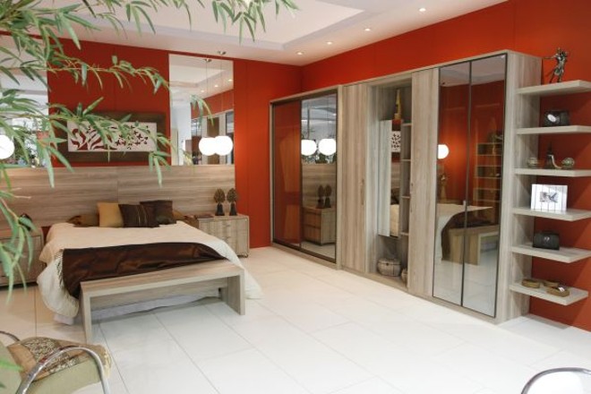 Linha modular, da gaúcha THB Móveis: vidros temperados com leve espelhamento e amortecedores nas portas |