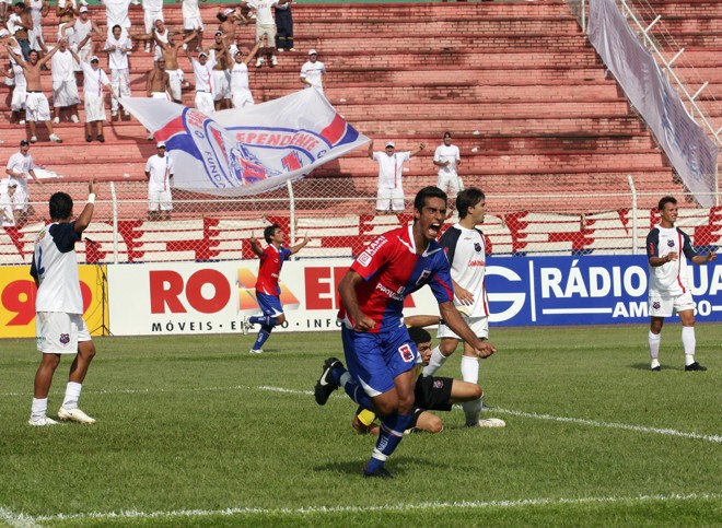 Wellington Silva comemora um dos gols do Paraná. Na Vila Capanema ele fez a mesma coisa é a torcida do Paraná protestou | 