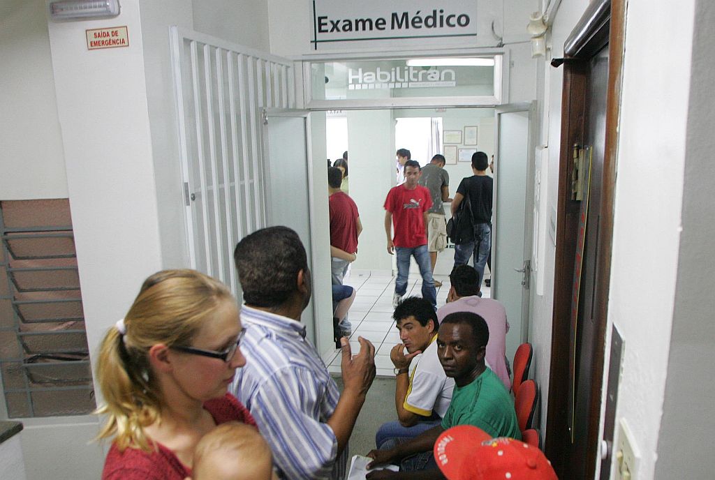 Local onde as pessoas esperam ser atendidas não tem água, bancos suficientes, nem ventilação | Ivonaldo Alexandre/Gazeta do Povo
