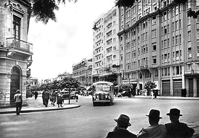 Em 1939, os bondes foram retirados da Avenida Luiz Xavier, substituídos por ônibus |
