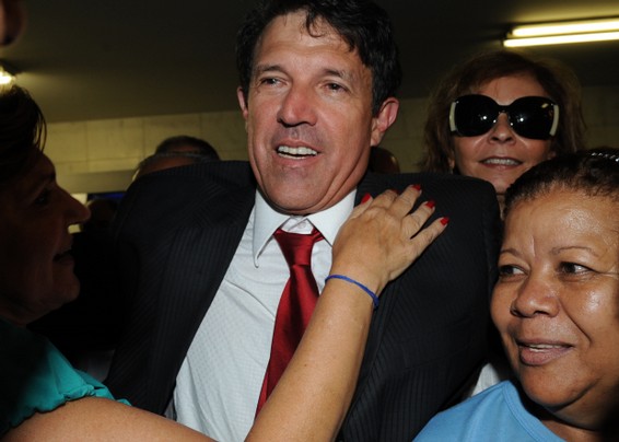 O senador é homenageado pelo funcionários do Senado: segundo denúncia, ele teria deixado de declarar uma casa no valor de R$ 5 milhões | Roosewelt Pinheiro/ABr