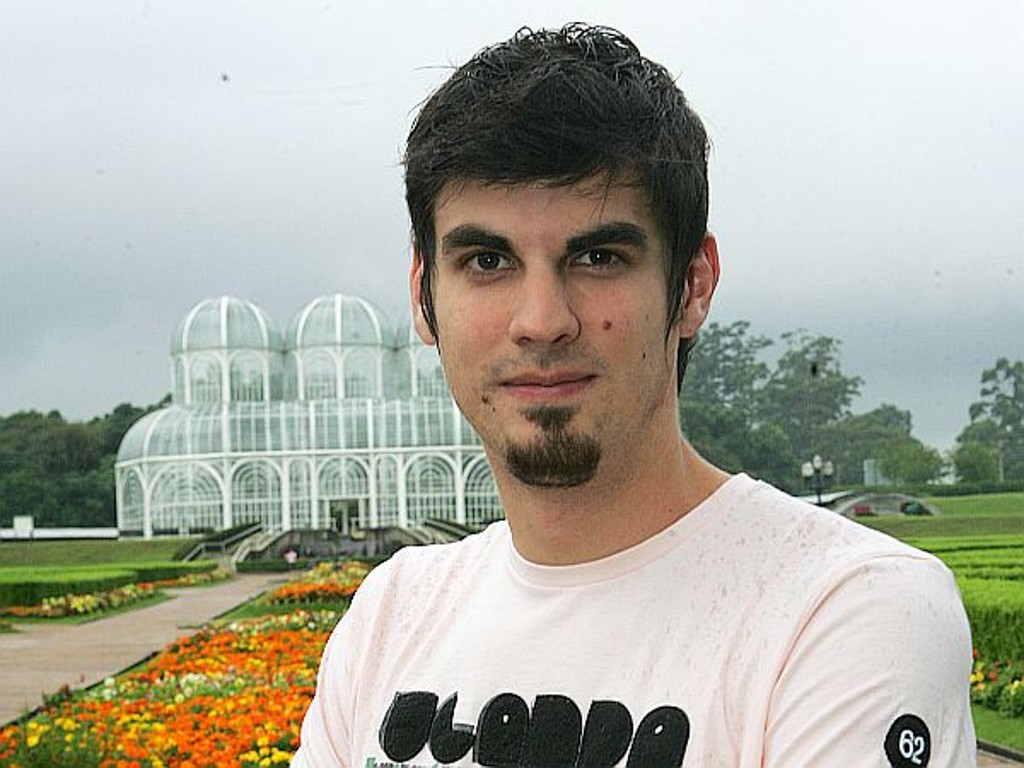 Do Acre para a capital do PR - Vinte e quatro anos, nascido em Rio Branco, no Acre, o publicitário Guilherme Empke veio para Curitiba com 15 anos, acompanhando a transferência do pai, militar. "Hoje tenho minha vida formada aqui, em Curitiba", conta. "Quando vim para cá não gostei muito. Eu tinha amigos lá e aqui fiquei meio isolado. Mas isso foi sendo vencido e agora gosto bastante da cidade, do clima mais fresco e dessa coisa de ser ao mesmo tempo uma cidade grande e pequena. Uma capital que parece interior."