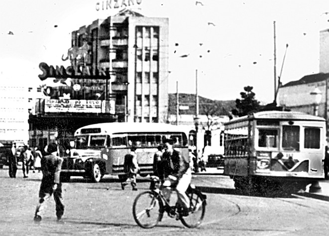 De bicicletas, bondes, ônibus e mesmo a pé, o curitibano ia circulando pela cidade |