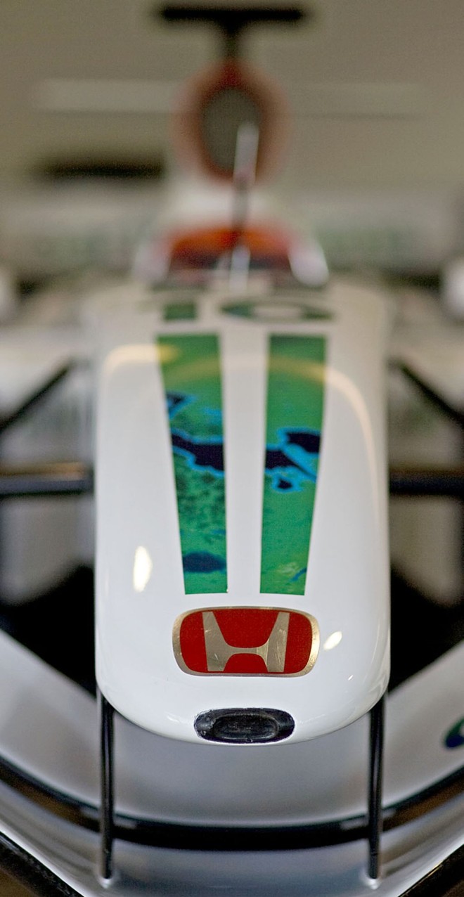 A baixa: a Honda, que nos dois últimos anos não estampou marca alguma de patrocinador no seu carro, foi a primeira vítima na Fórmula 1 da crise mundial | Ben Stansall/AFP