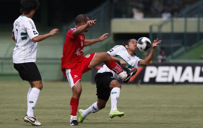 Carlinhos Paraíba foi um verdadeiro guerreiro na partida. Correu e lutou desde o começo e cumpriu bem a função de ala |