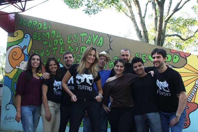 A modelo e atriz curitibana Isabella Teixeira (com as mãos na cintura) está à frente do elenco da comédia A Capital Federal, de Arthur Azevedo, que estreia às 15 h, no Teatro Cleon Jacques do Centro de Criatividade do Parque São Lourenço, pelo Festival de Curitiba. Às 20h30, o elenco faz uma apresentação especial no teatro do Clube Curitibano | Mauro Campos
