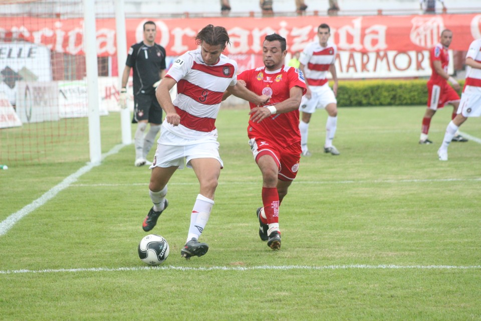 Rafael Moura(de branco) não conseguiu deixar o gol dele no duelo com o Paranavaí | Ediglei Feitosa / Diário do Noroeste