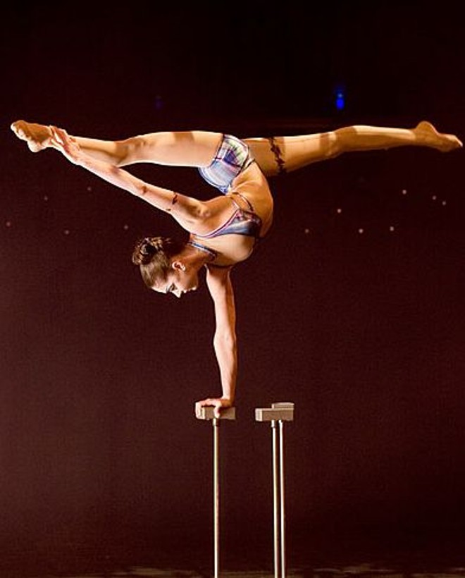 Apoiada e equilibrada sobre varas, ela move-se elegantemente numa série de posições instáveis e em grau de complexidade sempre crescente | 