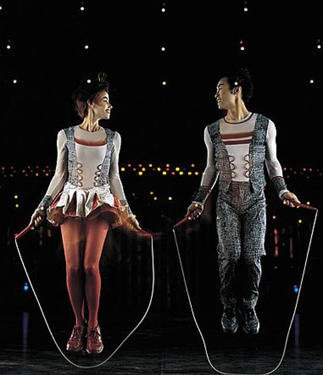 À medida que as cordas marcam o ritmo, 20 acrobatas dotados de excepcional capacidade de coordenação e ritmo executam uma corrente seguida, a solo, em duos ou em grupo, de saltos e dança | 