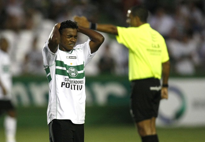 Os erros foram, aos poucos, minando o Coxa na partida | 