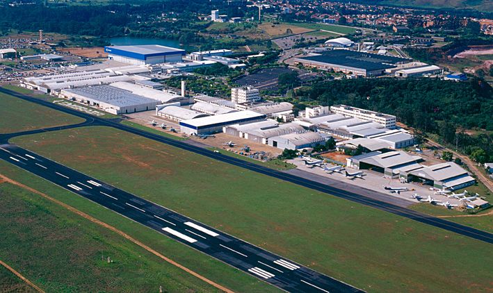 Fábrica da Embraer em São José dos Campos; empresa propôs o pagamento de um adicional de dois salários mensais, no teto de até R$ 7 mil por pessoa | Divulgação/Embraer