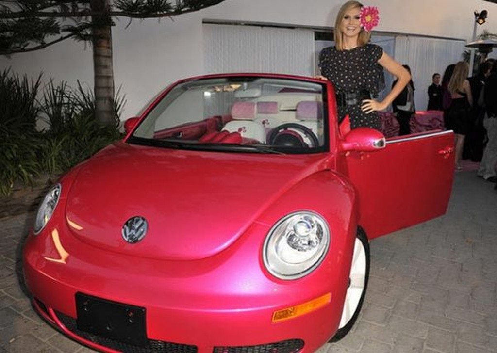 VW exibe New Beetle cor-de-rosa em homenagem a Barbie