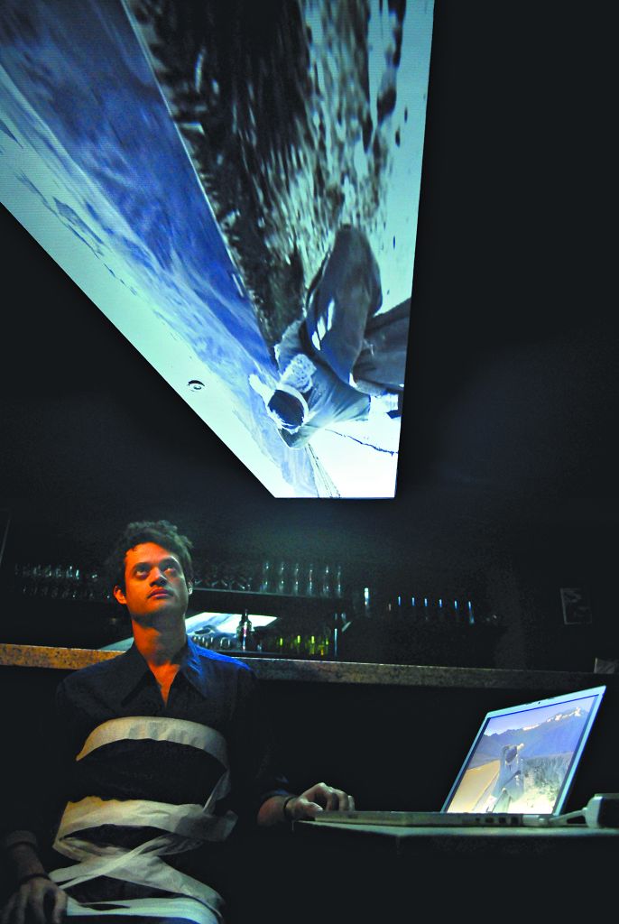 Álamo Facó vive um personagem que só interage com o mundo virtualmente na comédia dramática Talvez | Fotos: Dalton Valério