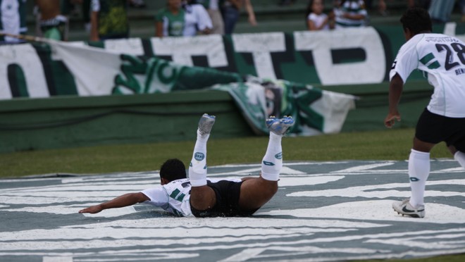 Marcos Aurélio vai para a galera e comemora seu gol e a vitória Coxa na estreia da segunda fase |