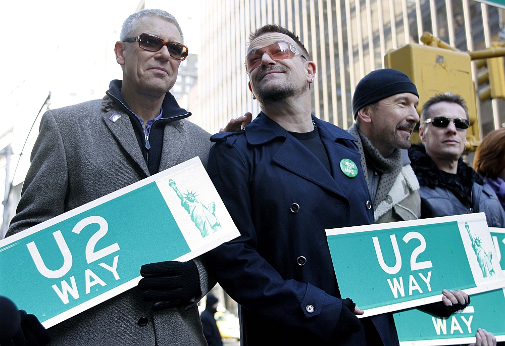 Membros do U2 Adam Clayton, Bono, Edge e Larry Mullen na temporária U2 Way | Reuters/Gary Hershorn