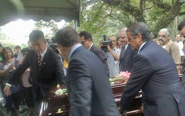 O deputador Clodovil Hernandes é enterrado no cemitério do Morumbi | Reprodução / Mariana Oliveira/G1