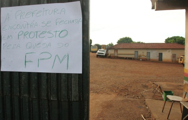 Cartaz informando que os serviços na prefeitura de Engenheiro Beltrão não iriam funcionar | Dirceu Portugal/Gazeta do Povo
