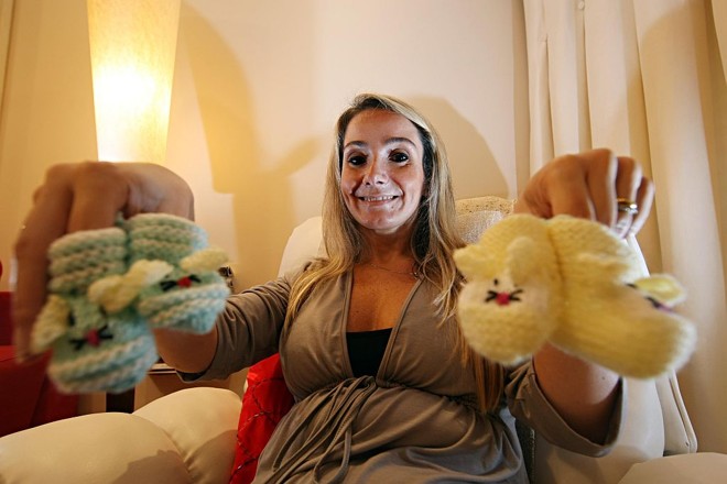 Grávida de 13 semanas, por meio da fertilização in vitro, a médica pediatra Mônica Volpato comemora depois de ter perdido as esperanças | 