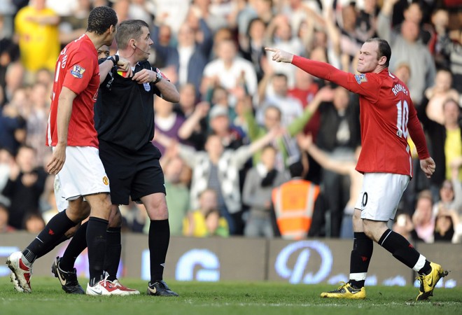 Wayne Rooney tentou acertar a bola no árbitro e acabou expulso. | Toby Melville/ Reuters
