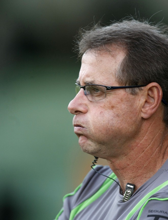 Do banco, Ivo Wortmann fazia alterações, orientava, mas o gol da vitória não vinha | 