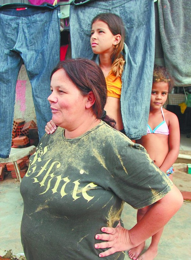 Elisane da Cunha e sua família moram dentro da área que o governo quer comprar para fazer o estacionamento do Centro Judiciário de Curitiba |