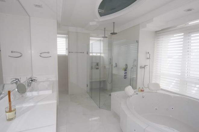 Banheiro do L´Essence: 20 metros quadrados e piso em mármore |