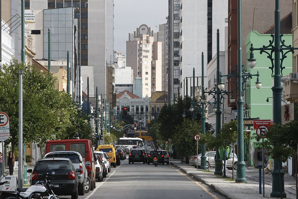 Rua Barão do Rio Branco: valor do aluguel comercial em alta por conta do grande fluxo de pedestres | Aniele Nascimento/Gazeta do Povo
