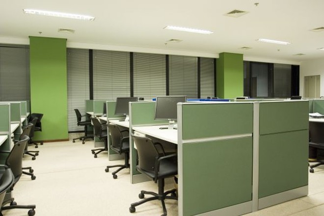 Setor administrativo da Battistella Holding, projetado por Renata Pisani, com móveis da Flexiv |