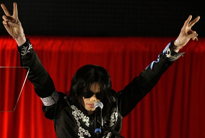 Michael Jackson durante coletiva de imprensa que trouxe o anúncio do retorno do Rei do Pop aos palcos; shows começam em julho na cidade de Londres | Reuters/Stefan Wermuth