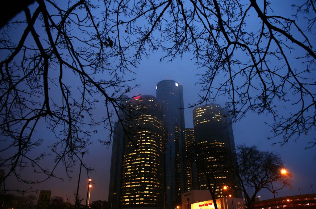 Prédio da GM em meio à paisagem de Detroit, nos EUA: montadora precisa cortar custos para se manter de pé | Carlos Barria/Reuters