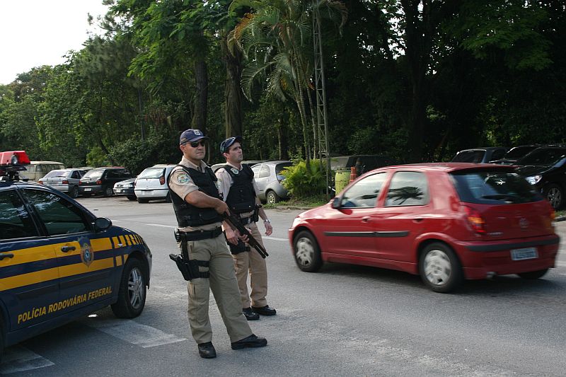 Polícia Rodoviária Federal realiza bloqueio na BR-277, saída de Paranaguá | Osvaldo Capetta - Jornal Destaque Litorâneo