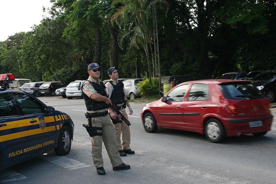 Polícia Rodoviária Federal realiza bloqueio na BR-277, saída de Paranaguá | Osvaldo Capetta - Jornal Destaque Litorâneo