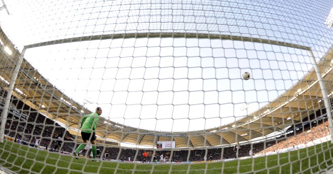 Na gaveta: o goleiro Drobny, do Hertha Berlim, vê a bola do Stuttgart entrar na sua meta. | Kai Pfaffenbach/ Reuters